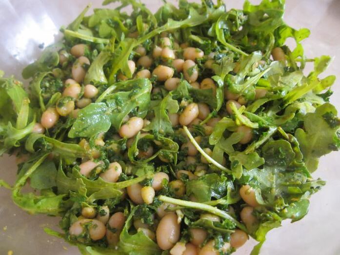 Insalata con rucola e pinoli per potenza